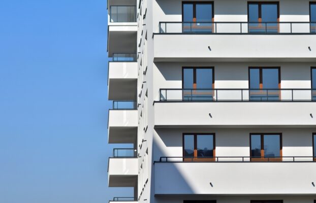 Ristrutturazione casa e vicinato: avviso di scuse per lavori nel condominio